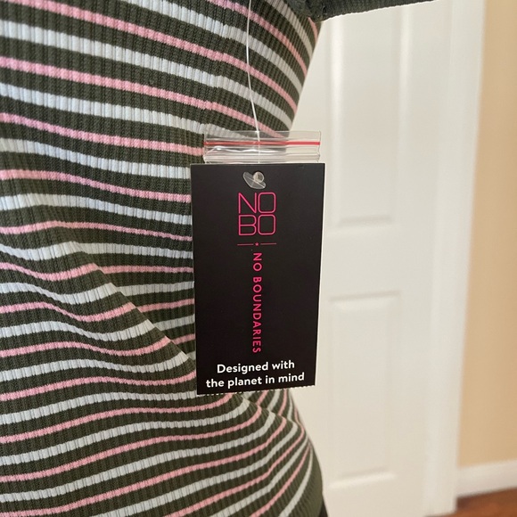 🆕 Seamless Stripe Top - Picture 3 of 6